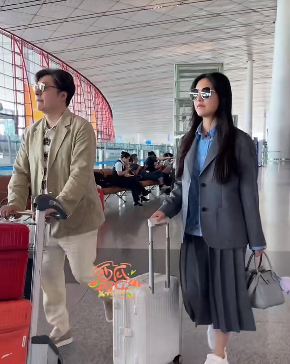 王岳伦机场送别女儿王诗龄赴英读书，今日的王诗龄一身学院风穿搭，终于找到适合她年龄