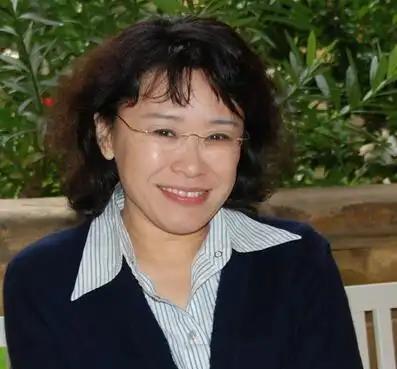 🐼张海迪人们曾经断言她活不过27岁，医生甚至当着她母亲的面无奈摇头，仿佛宣