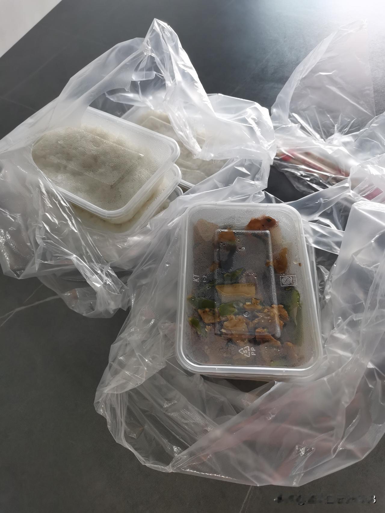 厂里每天都有很多剩饭剩菜，每天倒掉怪可惜的，所以我每天打包给麻将友，我知道她家养