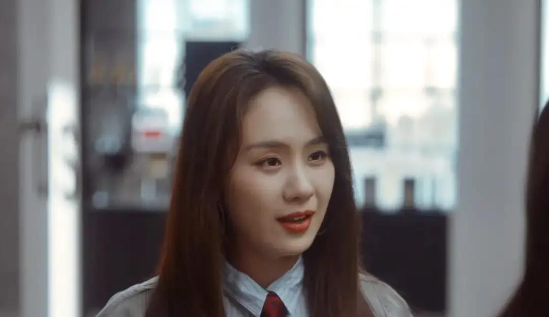 上班第一天挤进电梯，就听见角落里一个女的满口京片子在那儿大放厥词：“这么说吧，根本就没有老娘搞不定的