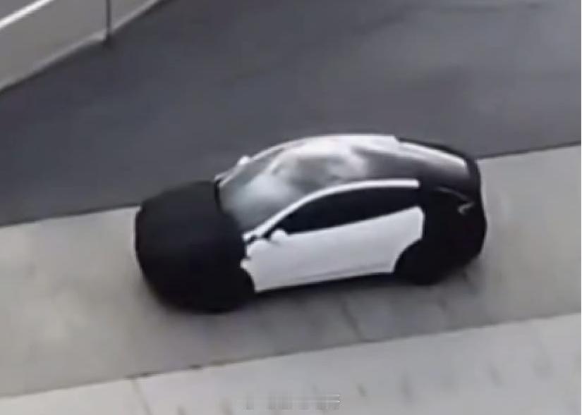 “低价版”的特斯拉ModelY？在美国特斯拉工厂拍的谍照。新车内部代号为E80