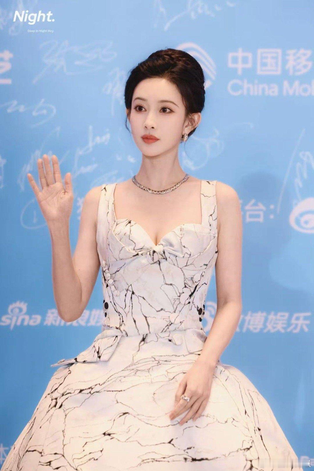 孟子义尖叫之夜红毯生图孟子义最想变成冰淇淋孟子义的红毯生图，是冰雪女王的惊艳亮