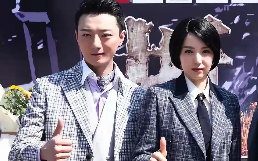 原来董璇在和高云翔离婚后，她和《狂飙》里的高启盛的扮演者苏小玎恋爱过一段时间，两