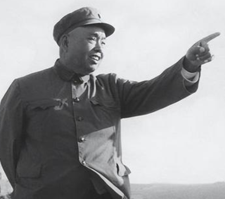 许世友和战士们摔跤，一连几个人都被他打趴。许世友掸了掸身上的尘土：“还有谁想来试