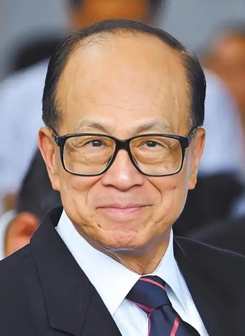 有人说，李嘉诚去年打算把港口卖给美国公司，要是卖成了，现在就没有损失了。从巴拿马