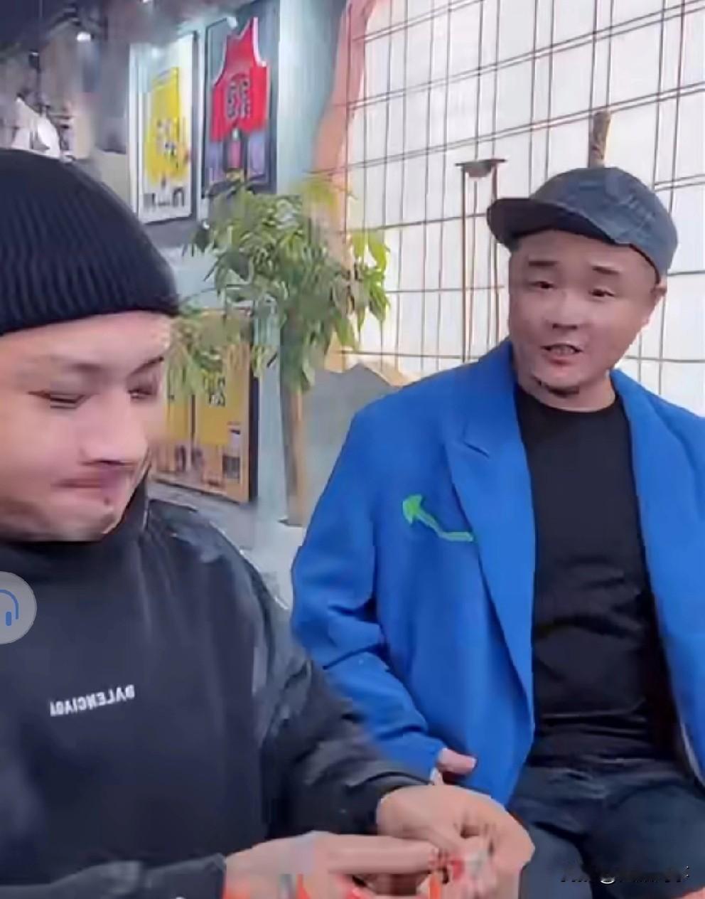 方丈与刘一手感情深厚，醉酒相互烫烟花。方丈掏出厚度堪比