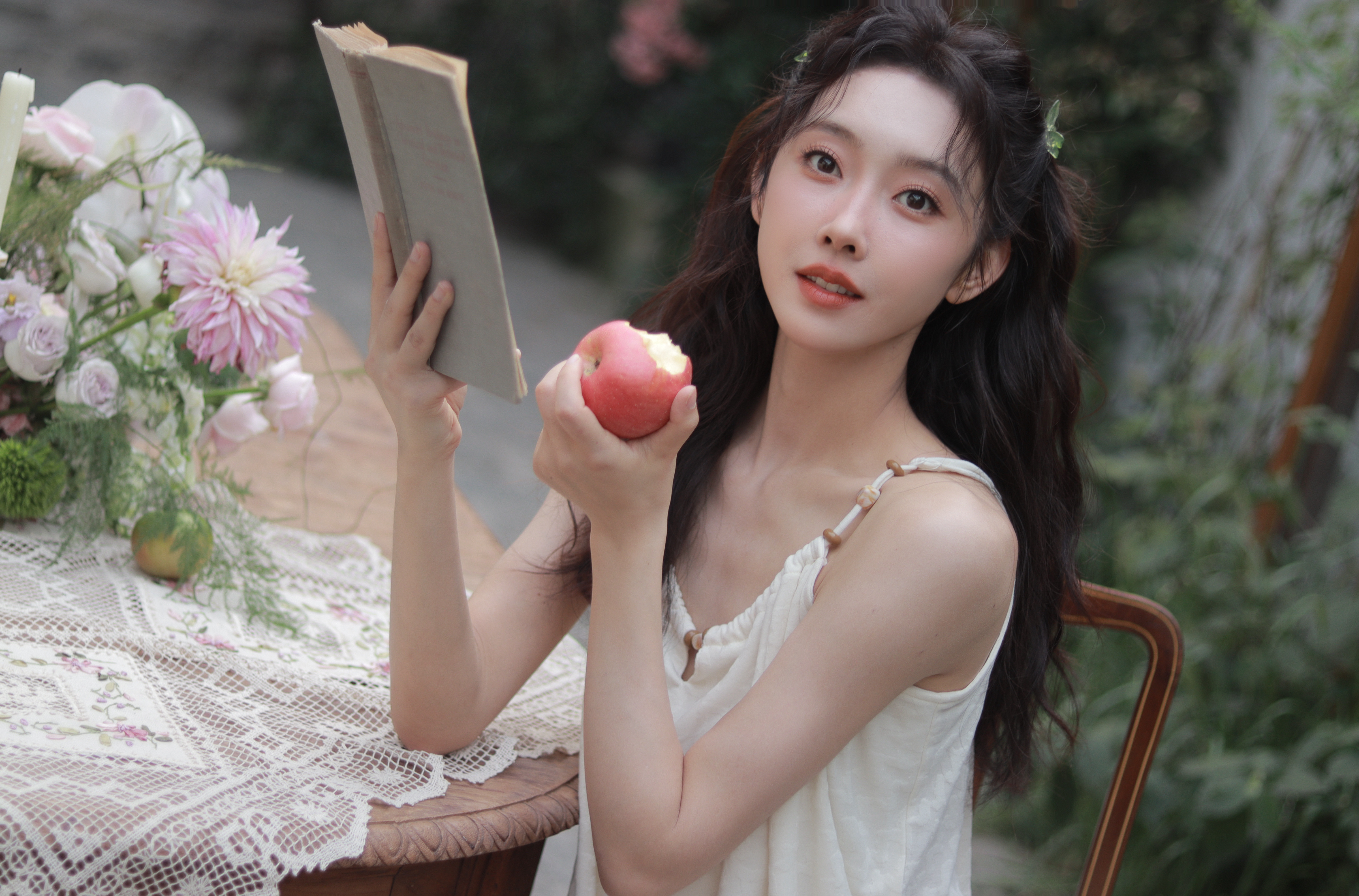 宣璐唇色娇俏，轻抿时带着温婉，浅笑时又似有蜜糖流淌。​​​