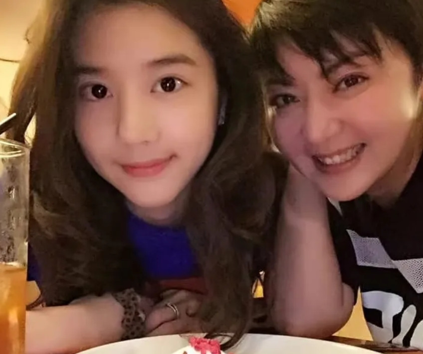 李凯馨妈妈要哭了！她哭不仅仅是因为女儿不争气，惹出这么大的祸事，而且因为女儿的