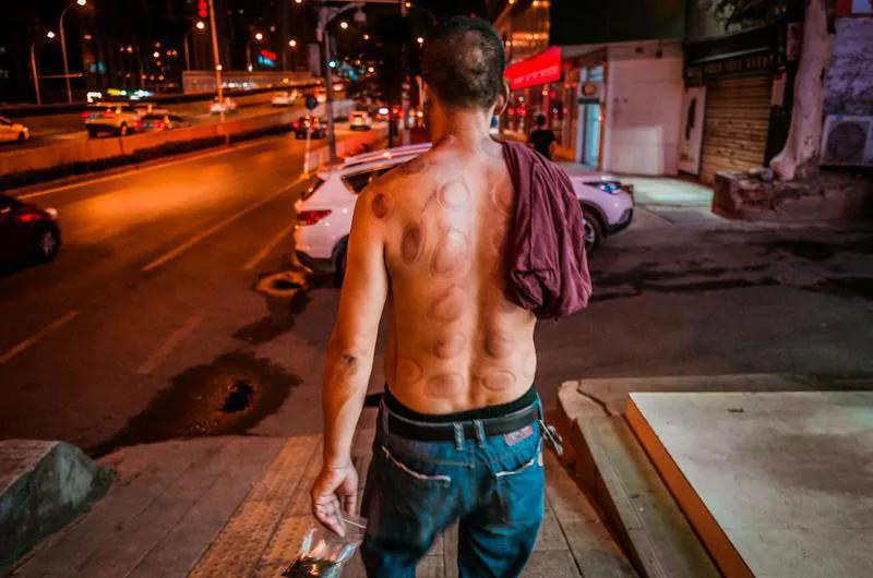 你找社会人士撑场面打架，至少需要人均一条华子烟。事后还需请他们吃饭，饭店酒水加菜