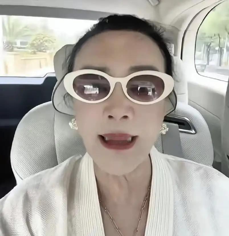 张兰和汪小菲的观点出奇一致，对小玥儿和箖箖进行的散养式教育，令人费解。兰姐在