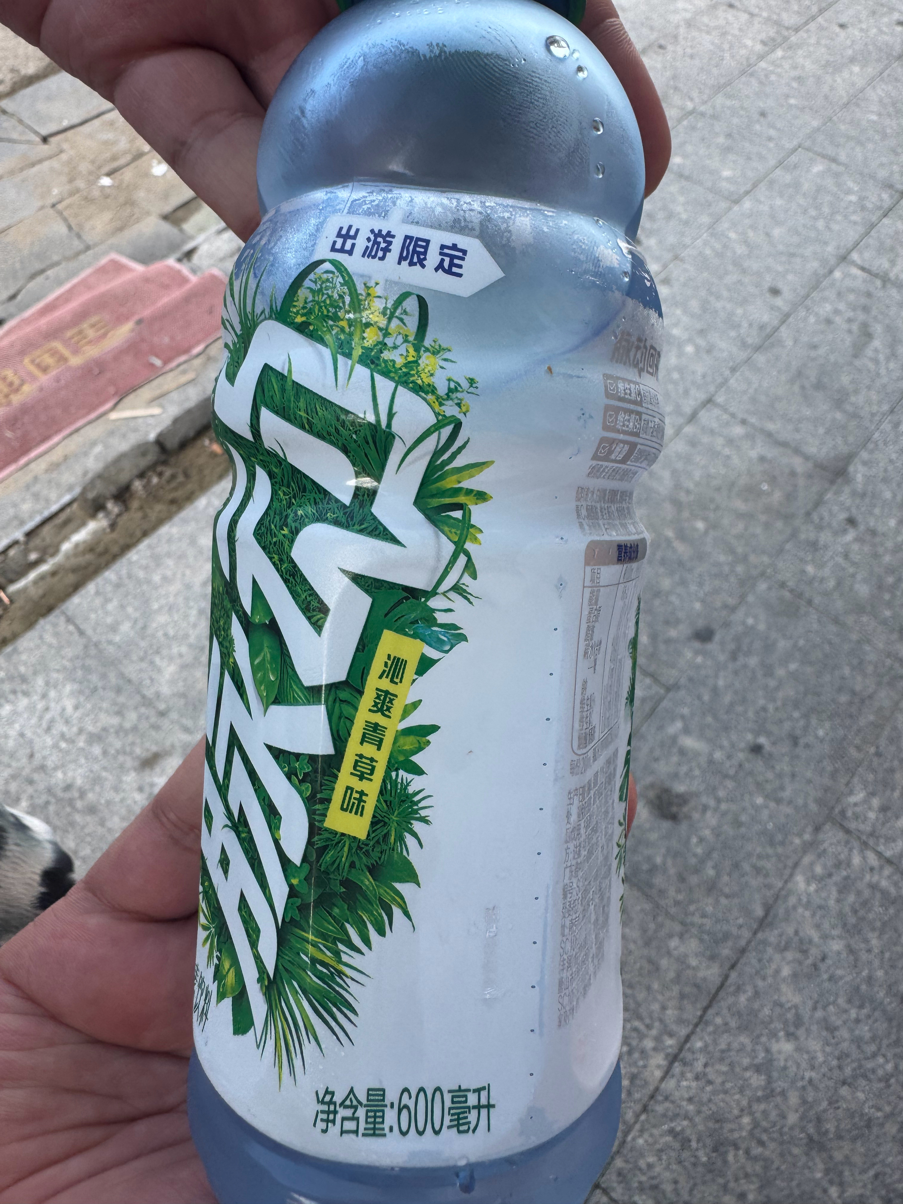 现在这饮料，味道真是越出越多。青草味！这我也是吃上草了，别说还挺好。​​​
