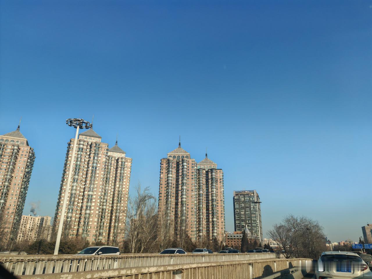 北京市丰台区菜户营桥，是京开高速（大广高速）进入西二环的必经之路。位于菜户营桥西