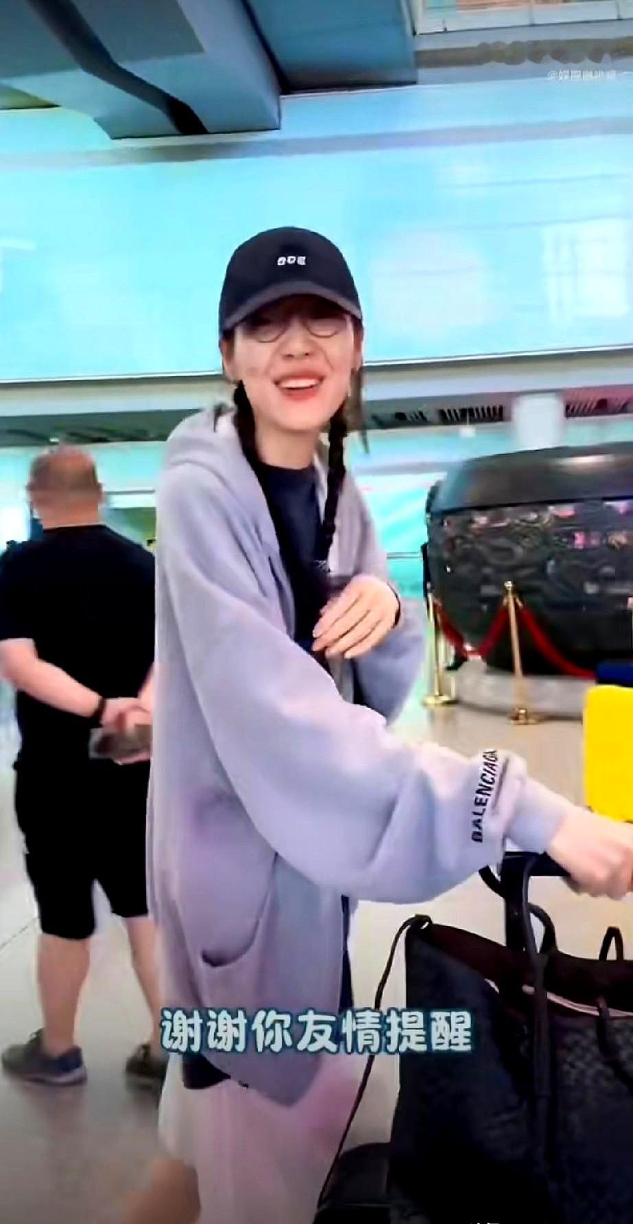 刘雯素颜扎个马尾现身机场，全程笑得见牙不见眼，没带保镖开道。镜头直接怼脸，没涂粉底，没戴大墨镜遮掩，