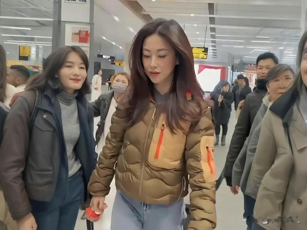 朱珠18000的羽绒服火出圈！这衣服普通人穿，妥妥像裹了层米其林，臃肿又没型。说