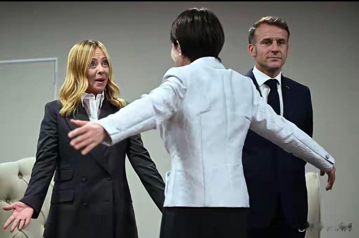 你们说高市都已经64岁了，为什么总是做一些抛媚眼的表情，眼睛都能拉丝。过去，