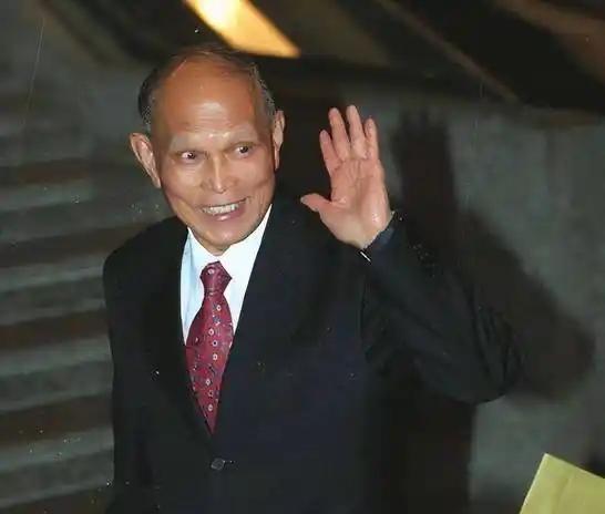 1997年，香港一个昏暗的房间里，张子强的手下递上一份名单，兴奋地说：“大哥，下