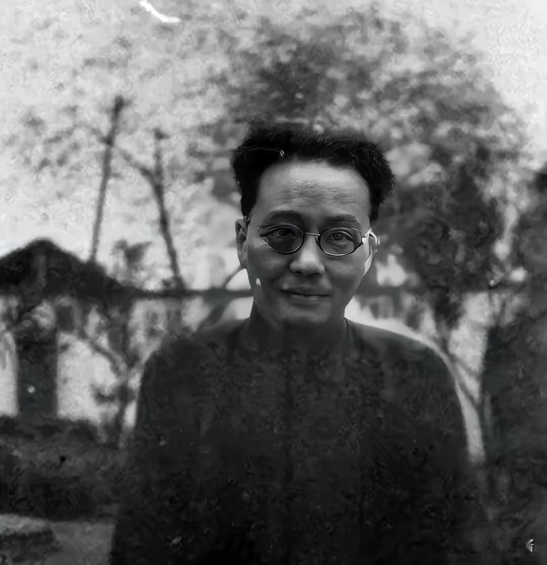 周养浩拿着政府发的路费，先坐火车到了广州。在广州的招待所里，他和其他几个同样选择