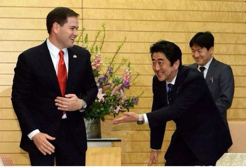 比起安倍，高市还是要有点骨气！这女人尽管也谄媚，但人家是利用自己的姿色，安倍利用