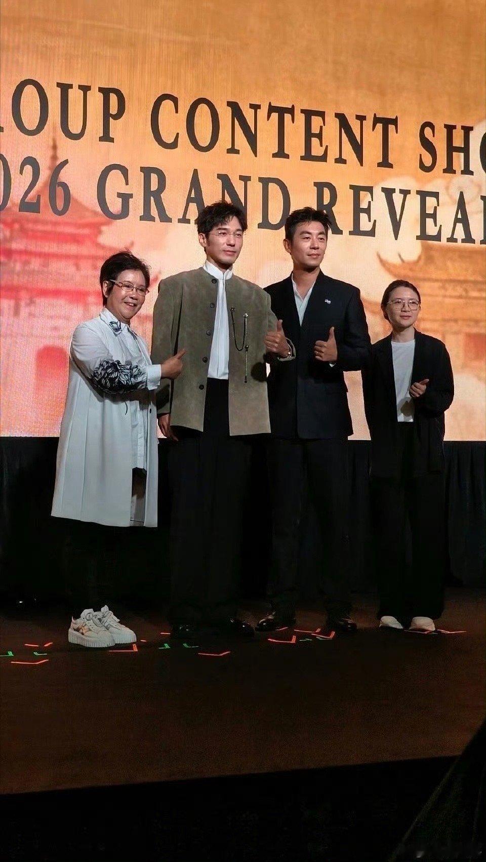 白宇朱亚文有一种体制内的帅儒雅沉稳的帅太上头！两人新加坡宣传《太平年》，肩宽腿