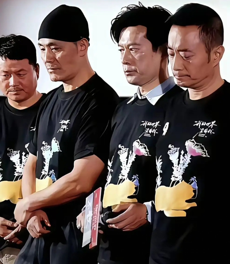 田海蓉导演一个人在那声泪俱下地演讲，感觉隔壁的几个男演员像是在，默哀！好像有