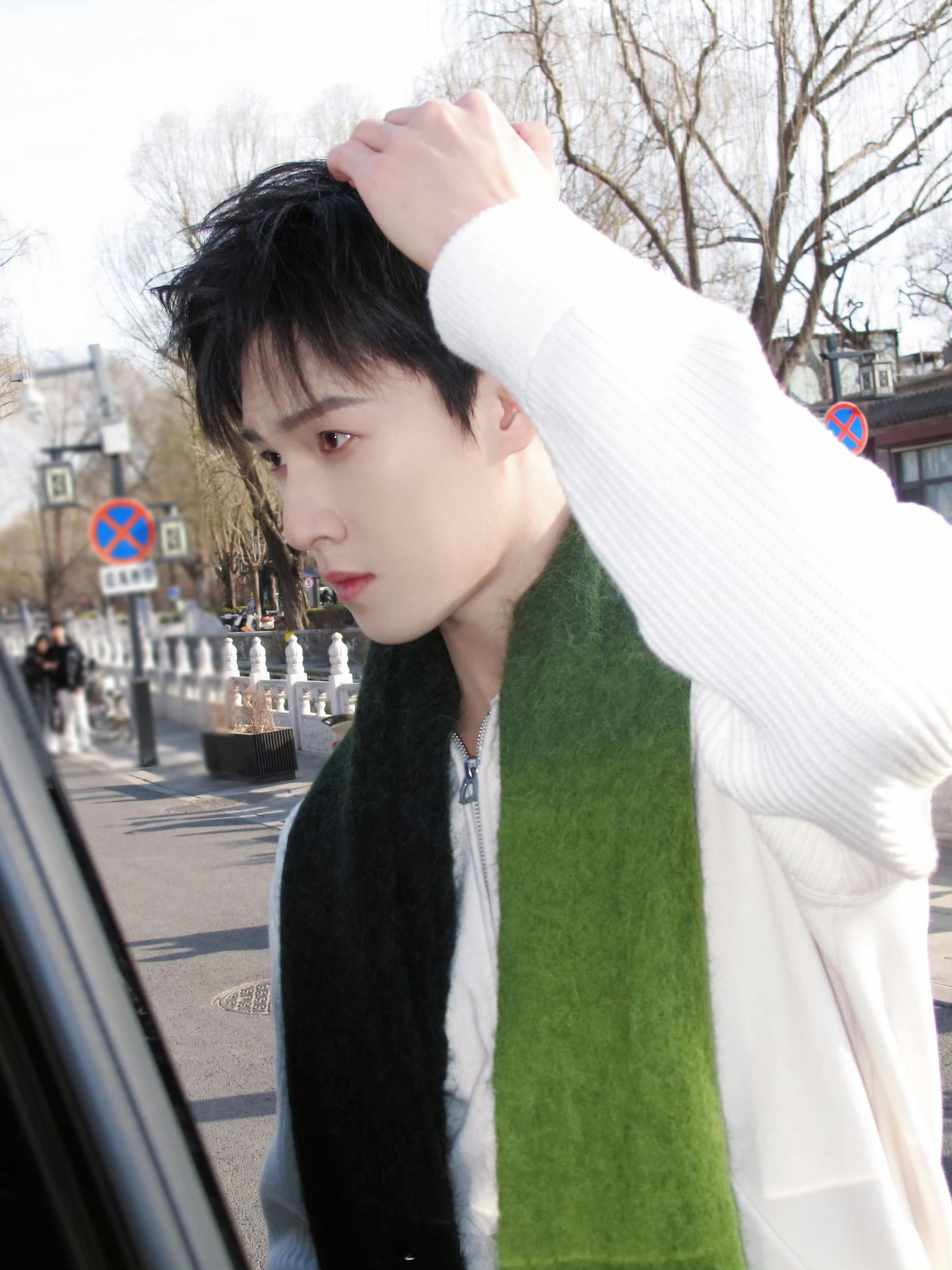 李昀锐新鲜街拍来啦，白到发光，清新干净的帅哥。