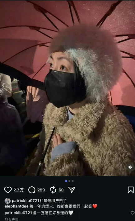 小S发的跨年与妈妈的合影，真的太戳人了。照片里她俩的眼神，满满的都是思念。这是没