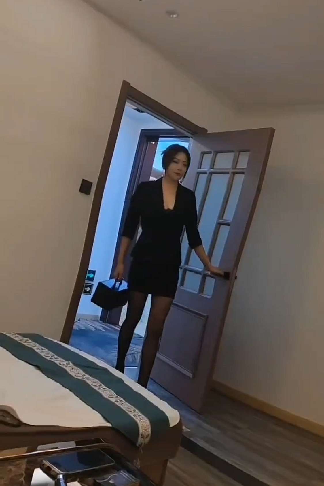 每个月的工资，都存在提着盒子的姑娘那了。