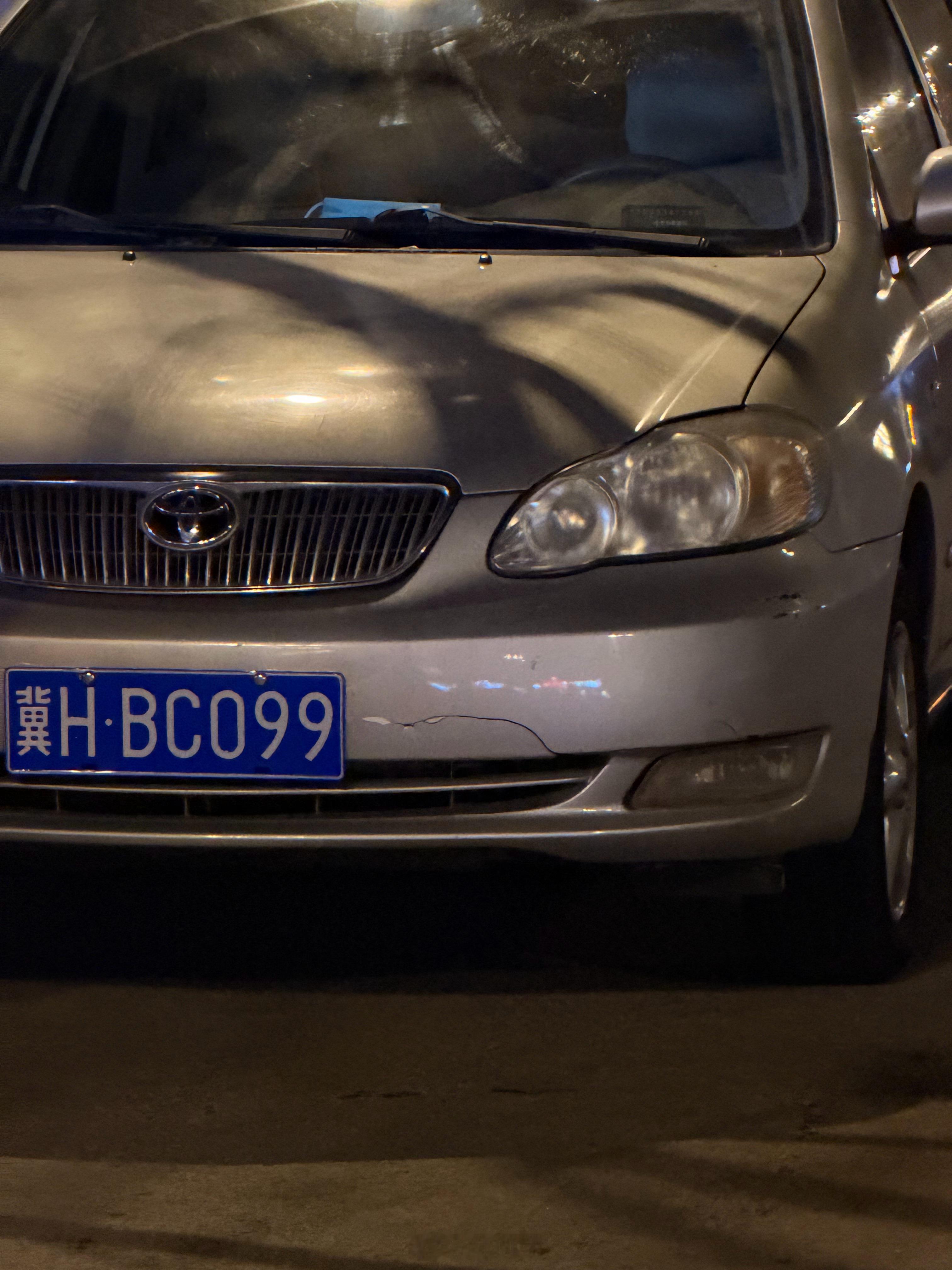 刚才吃完饭出门，听见duang的一声，这台白色的车在倒车的时候，把身后的这台灰色