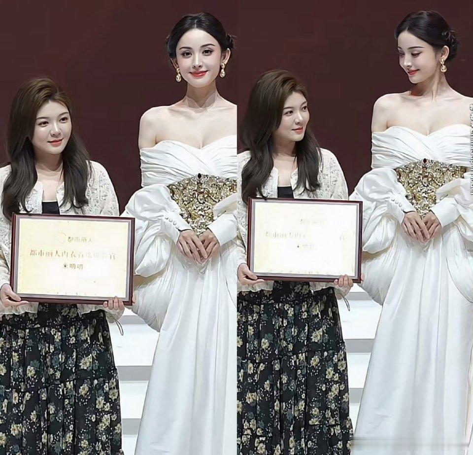 这两张照片都好吸引人，一张脸绝美，一张身材绝佳，娜扎最近的造型确实顶，妆.发也几