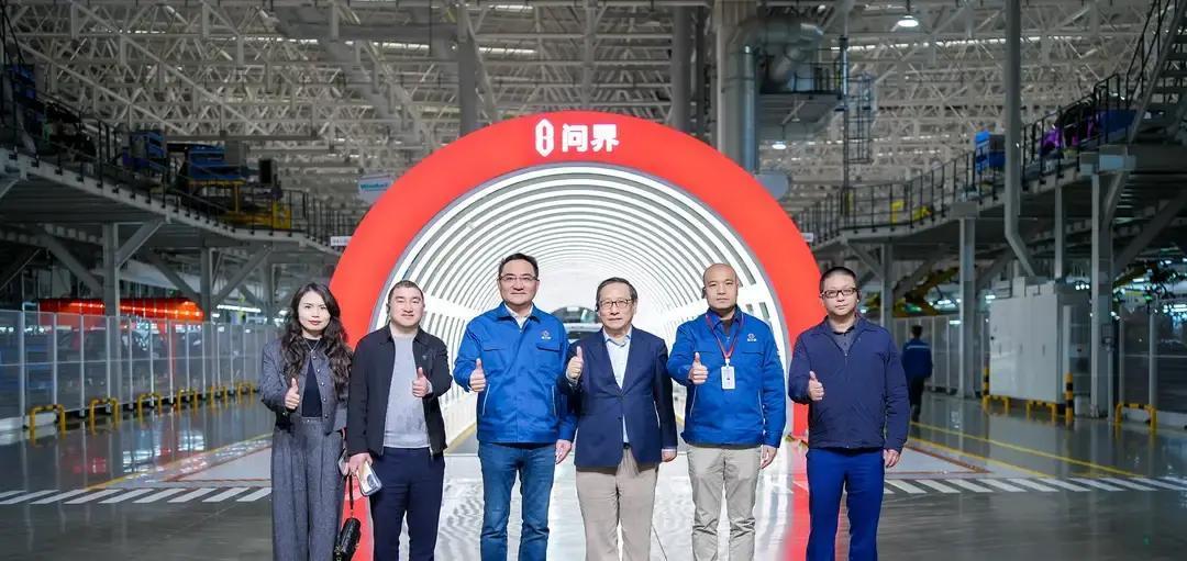 这哥们儿，国际专家。高志凯，战略圈里的明白人。今天来赛力斯工厂转了圈，坐了