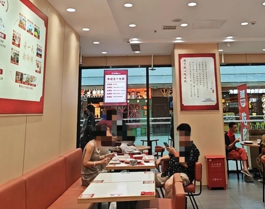 前几天带六弟去吃喜家德水饺，店里人不是太多，因为就一个50多岁的女服务员，也忙的