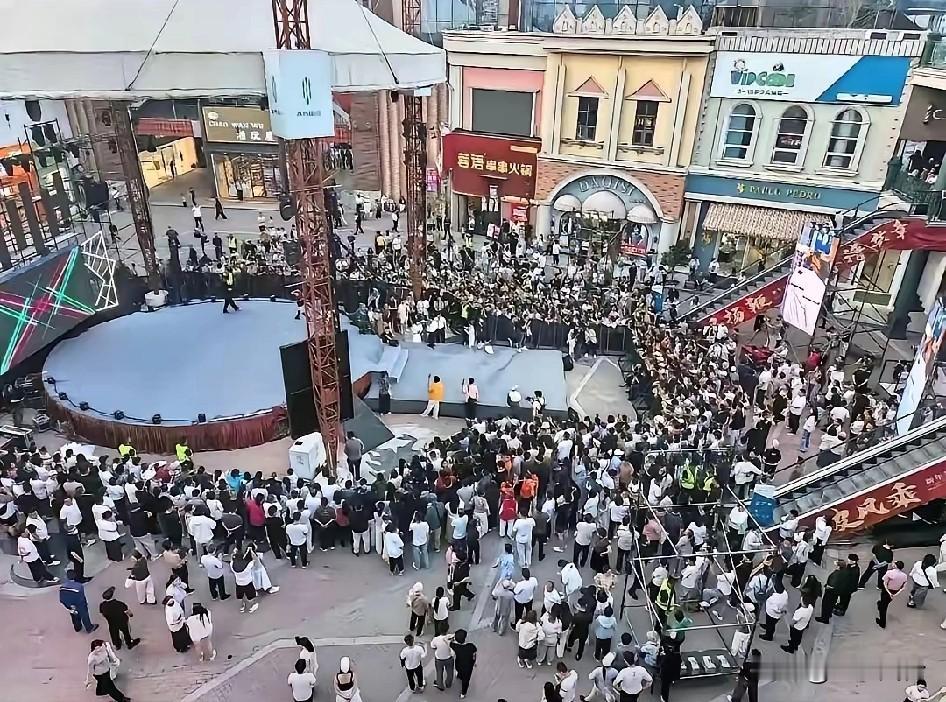 在河南濮阳演出的郭有才，直接被观众赶下了台[赞][赞][赞]人一多，容易起骚