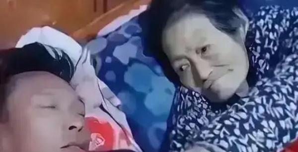 破防了！男子守着重病的母亲熬到体力透支，趴在床边沉沉睡去。等他惊醒时，母亲已经悄