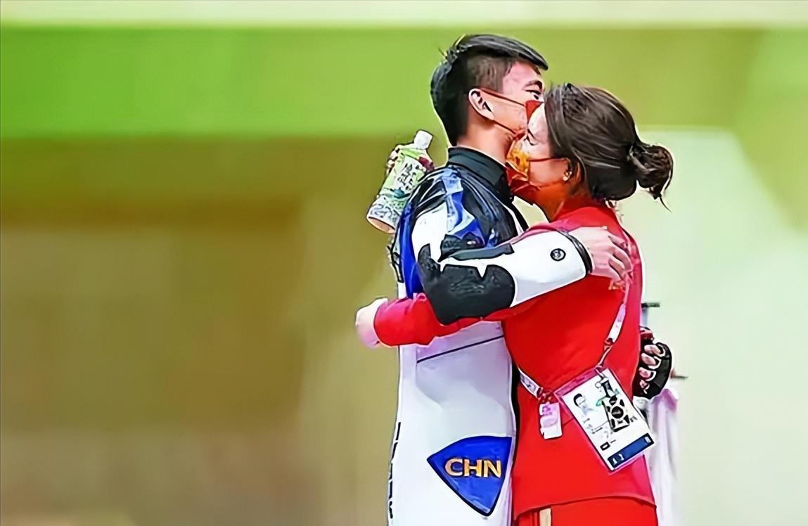 2008年，北京奥运会后，26岁的杜丽对22岁的师弟庞伟说：“你向我求婚吧？我老