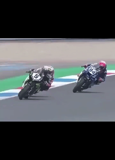 比不过就使阴招，真让人恶心。张雪机车在比赛中遭恶意干扰，5号杜卡迪赛车手试图用
