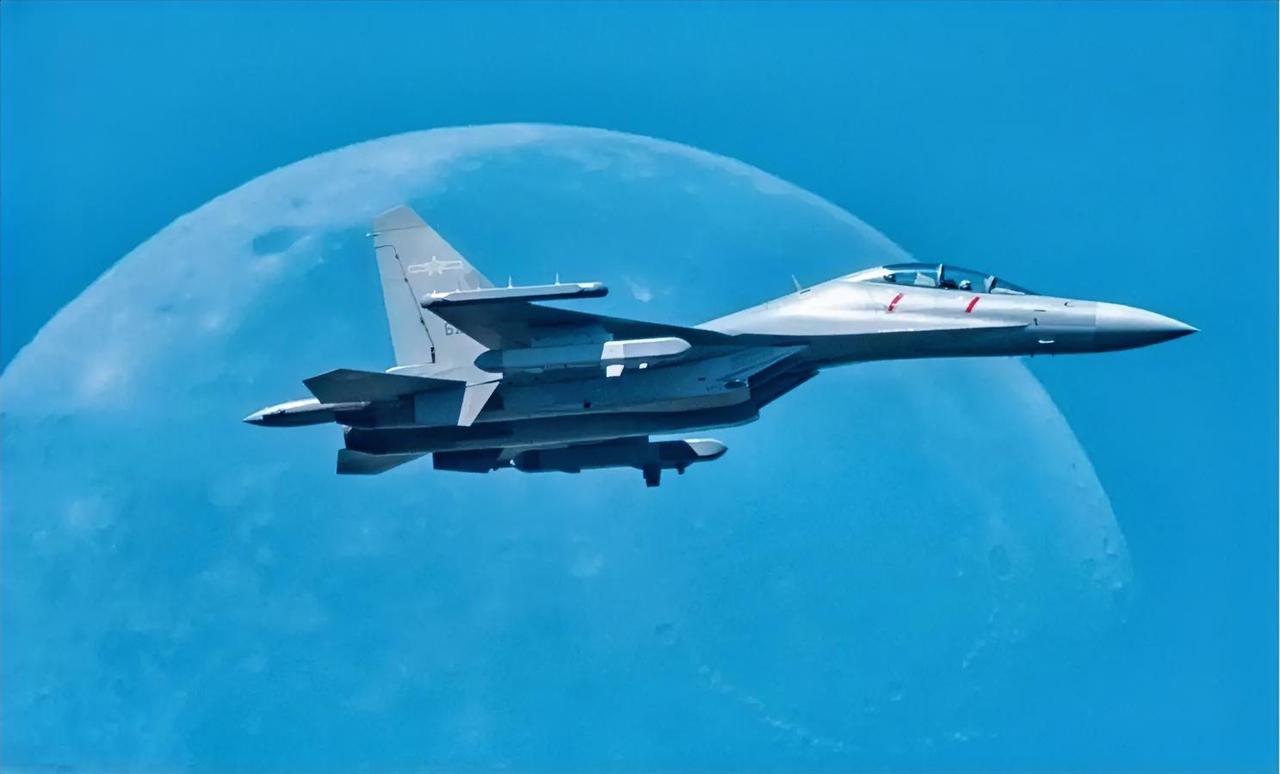 这张“战机逐月”的画面，是歼-16D最出圈的经典航空摄影作品之一。背景的月球是拍