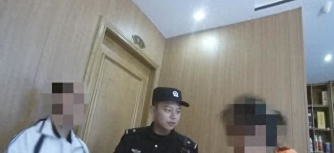 “防不胜防！”四川广元，一母女俩在餐馆就餐时，菜都上桌一小时了，两人竟迟迟未动筷