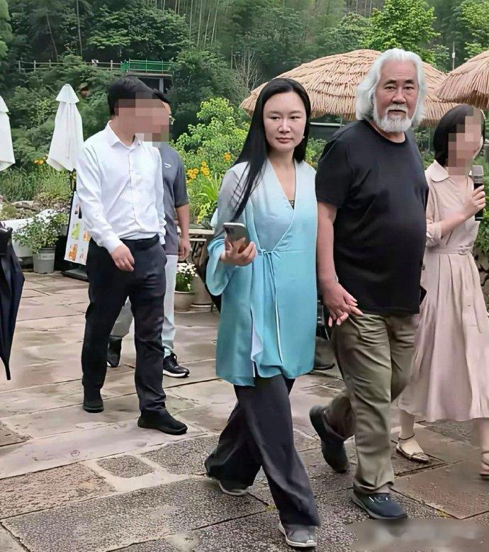 杜星霖生图曝光，与精修图差距大！美颜滤镜下是女神，路人镜头里判若两人，夫妻相渐浓