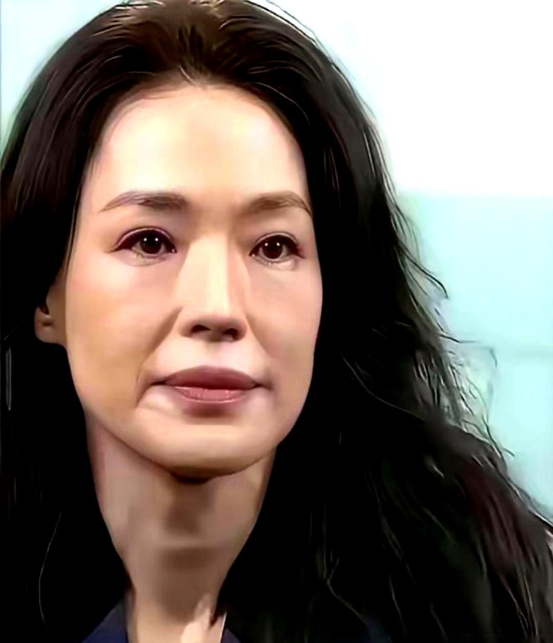 舒淇50岁，反而把“真实”这两个字玩明白了。她直接把卸了妆的样子甩出来，眼袋