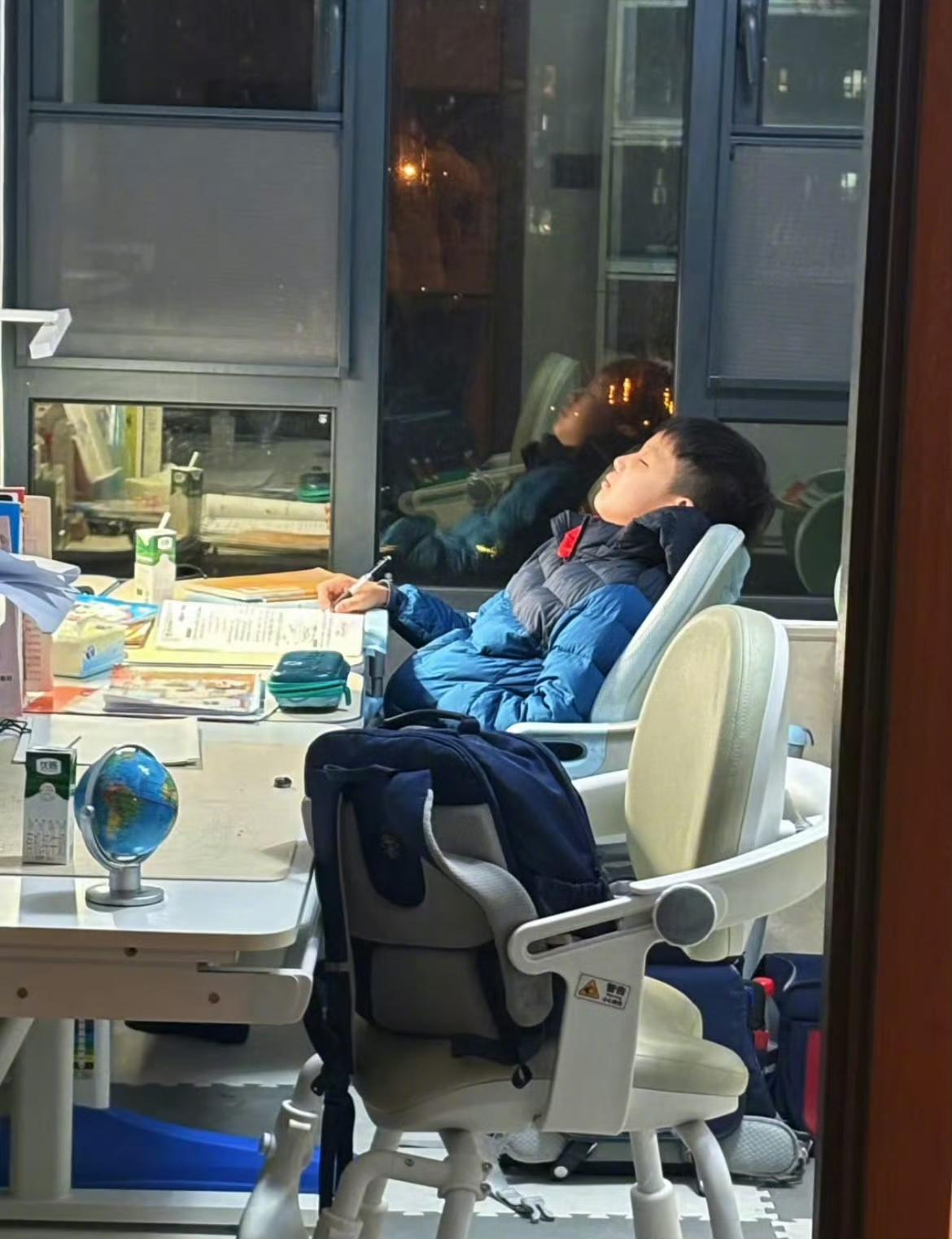 高档按摩椅，专业护眼灯，爱心牛奶插好吸管，孩子却打不起精神，靠在椅背上，活脱脱看