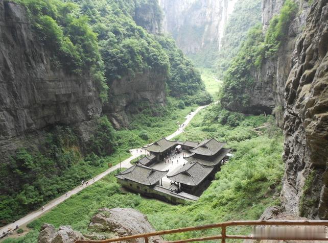 【天生三桥】天生三桥是世界稀有，亚洲最大的天生桥群。以天龙桥、青龙桥、黑龙桥三座