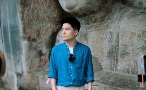 一天，记者问董宇辉：“张雪峰到底靠不靠谱？”董宇辉笑着说：“我不够资历随意评论