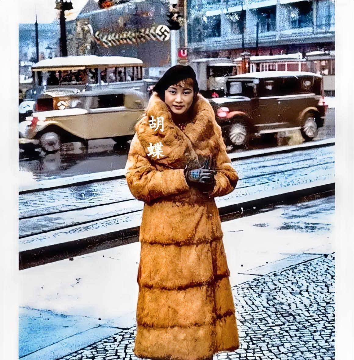 这才是1935年27岁胡蝶在柏林街头的真实样貌，都看一下呗！都说她年轻时候美得无