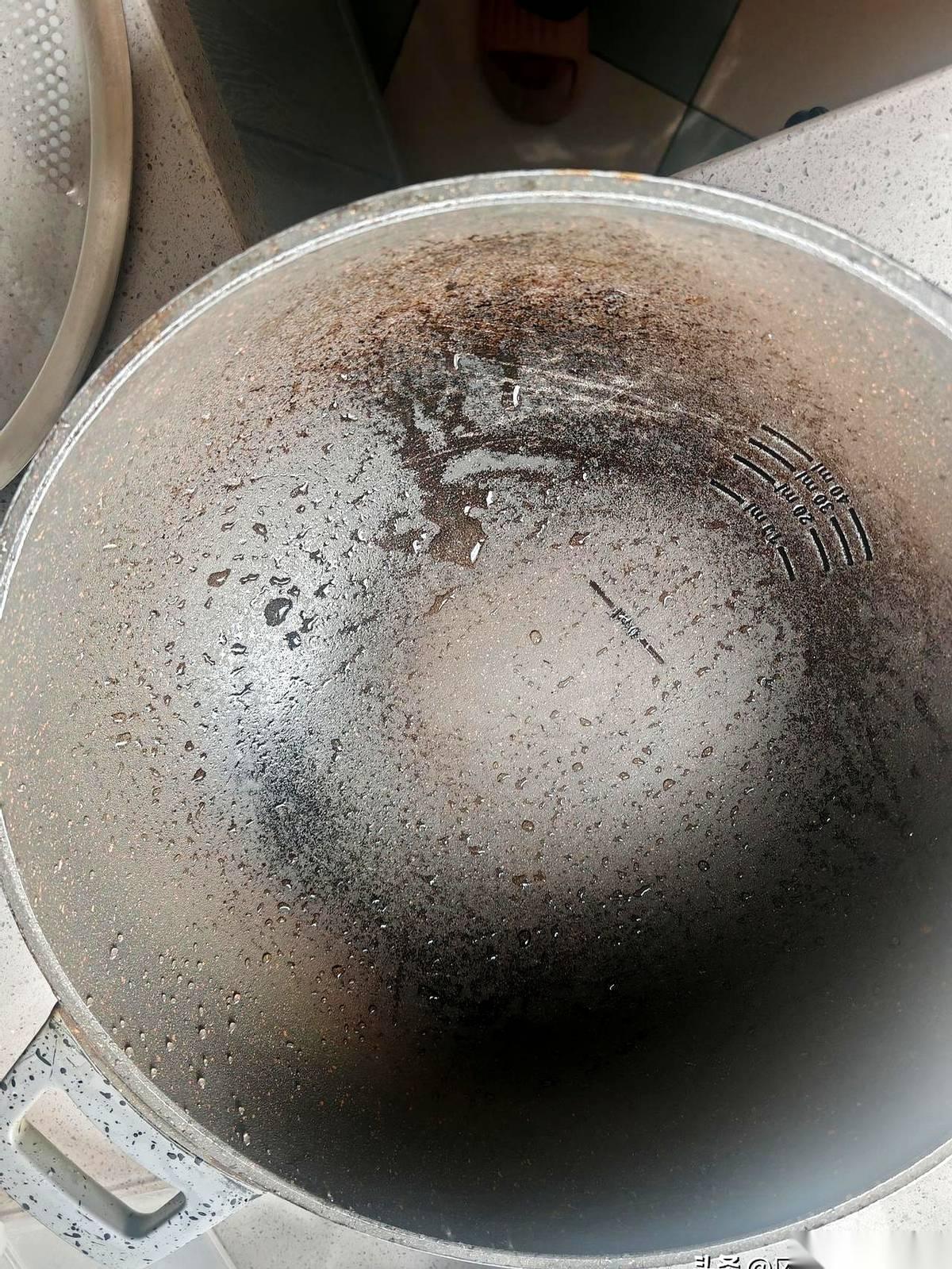 完了,天塌了。我把东家大姐最宝贝的那口炒锅,给烧成了一块黑炭。大哥拿着钢丝球