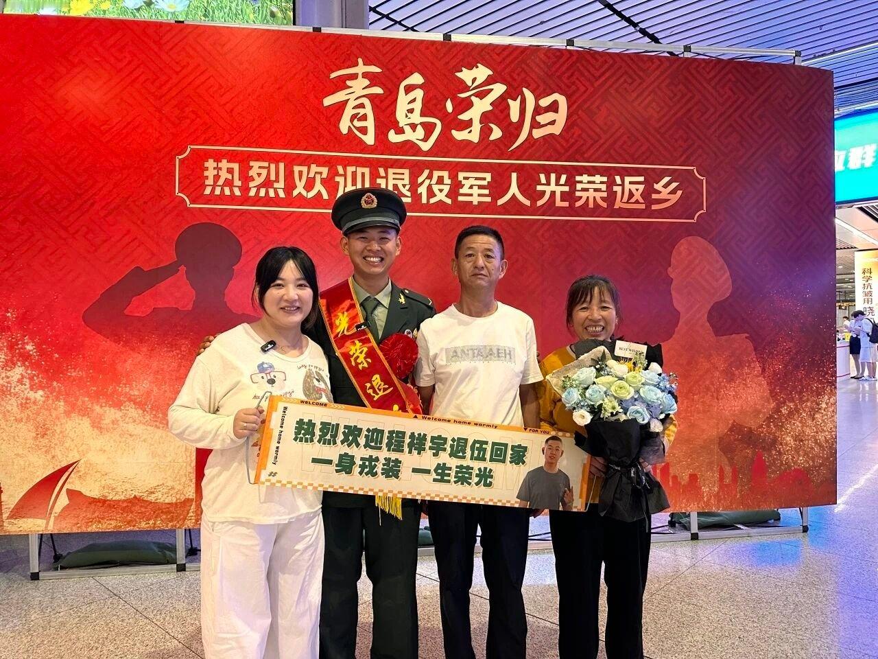 退伍季“这是一条超级高兴的横幅！”​​​