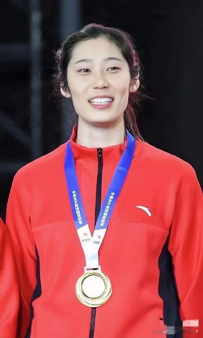 朱婷赛后拒绝接受采访并迅速离开场地的原因并不是因为心情不好或者其他原因，而是因为