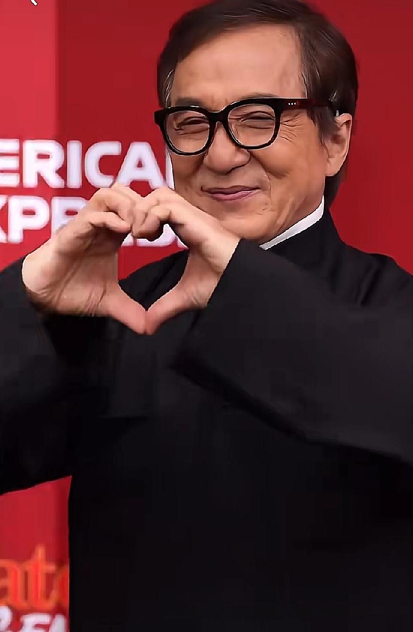 真是不服不行啊！甄子丹、李连杰都惊了吧。他俩估计咋都想不到，72岁的成龙大哥