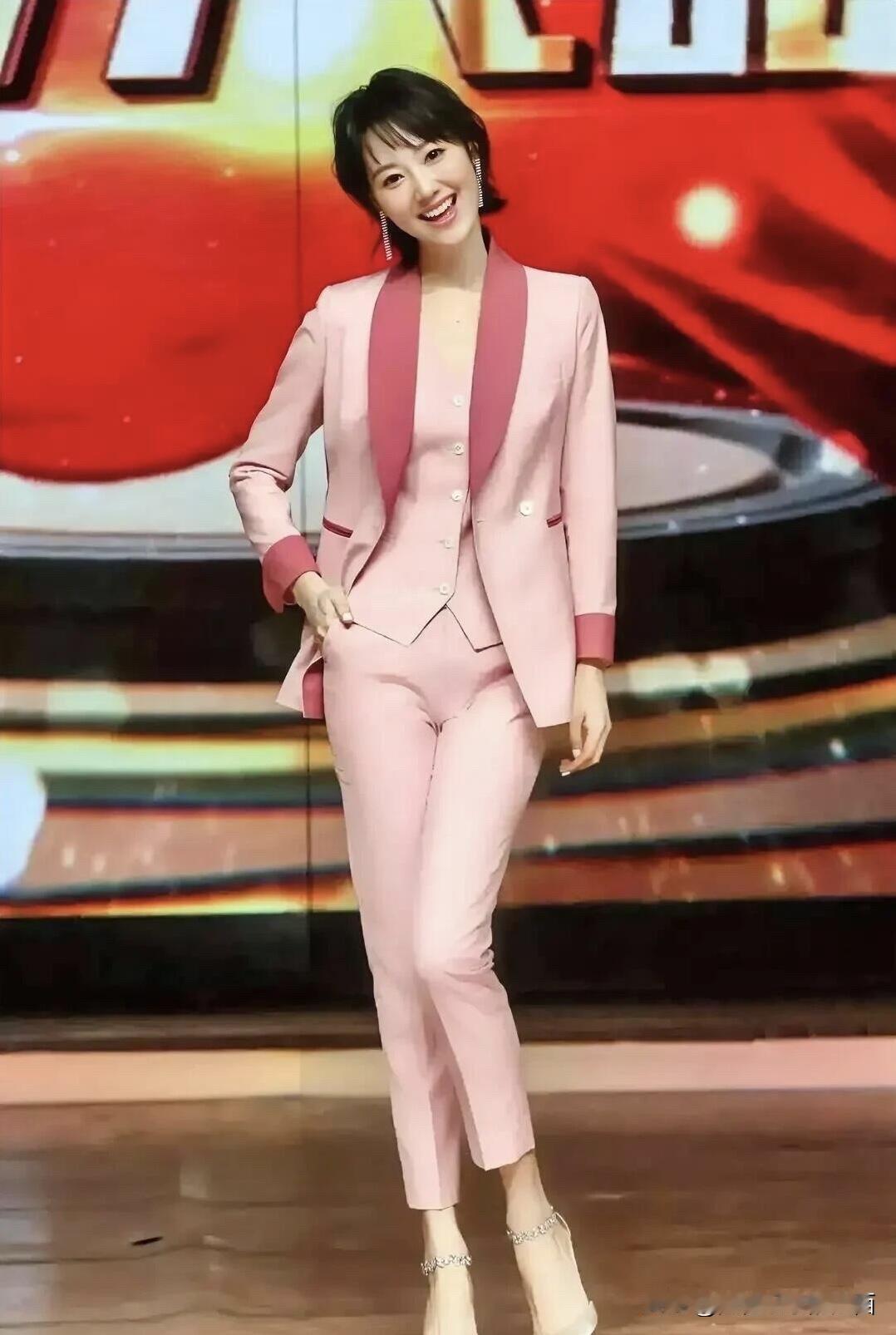 王冠是真的没见一点老的迹象，身材管理真好，40多岁了还凹凸有致的，性感动人。她的