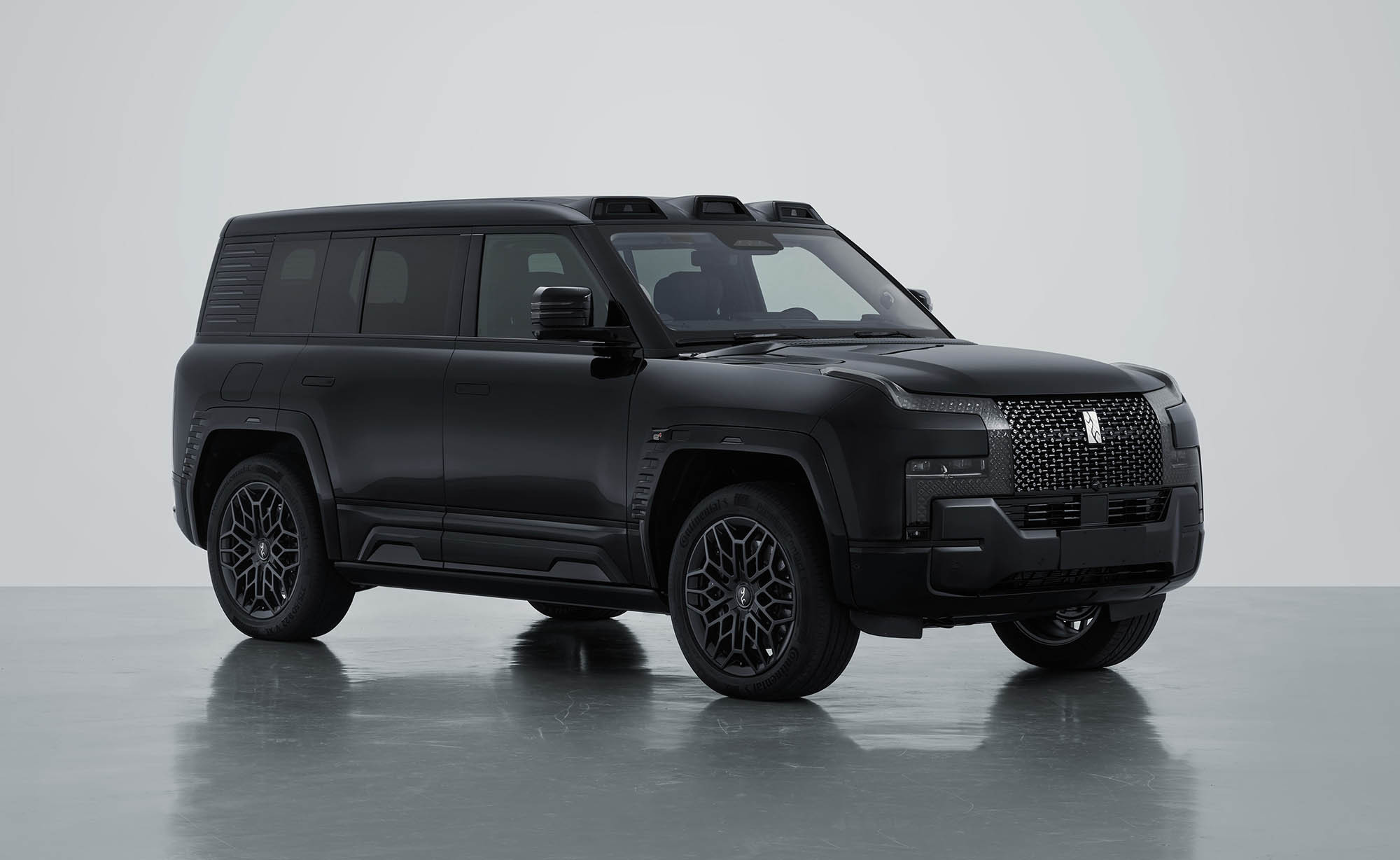 仰望U8全新的黑武士版本，就是黑得一塌糊涂那种，车内车外都是黑色的。但是，在内饰