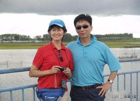 说实话，比起敬一丹，我更佩服她的老公王梓木。毕竟他可是拥有亿万身家的富豪啊，可却
